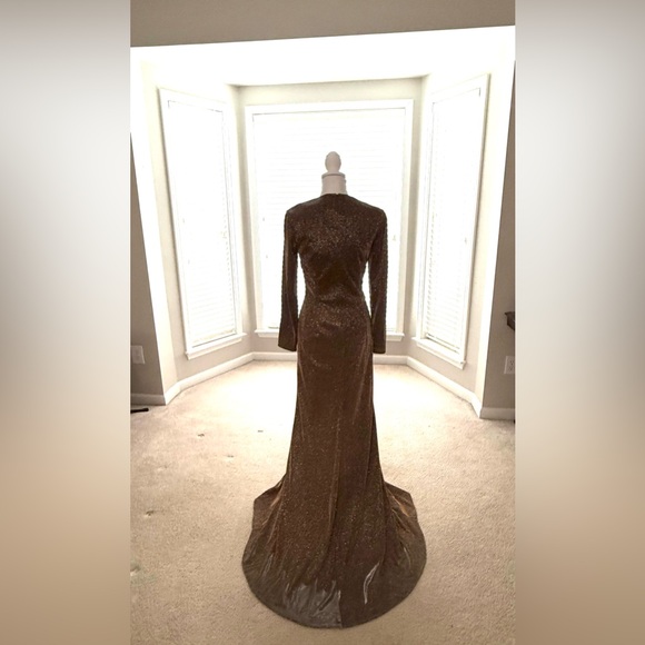 NWT - IEENA FOR MAC DUGGAL - Bronze Front Twist V Neck Long Sleeve Gown- Size 6 - Picture 6 of 9